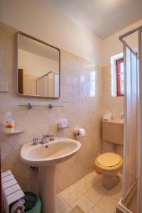 Kúpeľňa v ubytovaní Rooms with a parking space Cres - 2512