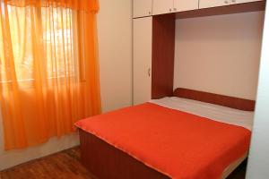 Postel nebo postele na pokoji v ubytování Apartments with a parking space Slatine, Ciovo - 2568