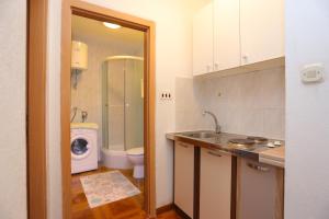 Ένα μπάνιο στο Apartments with parking space Slatine, Ciovo - 2566 +31 φωτογραφίες