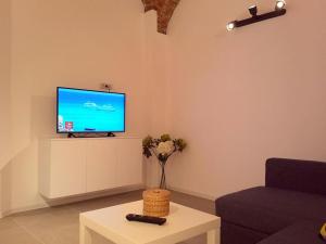 sala de estar con TV y mesa de centro en Art & Cozy Apartments, en Timisoara