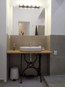 y baño con lavabo y espejo. en Art & Cozy Apartments, en Timisoara