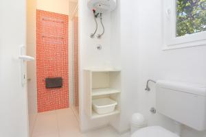 Kúpeľňa v ubytovaní Apartments by the sea Rastici, Ciovo - 4818 + 19 fotografií