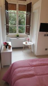 Schlafzimmer mit einem Bett, einer Badewanne und einem Tisch in der Unterkunft eli 's home in Vasto