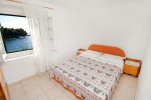 Ένα ή περισσότερα κρεβάτια σε δωμάτιο στο Seaside secluded apartments Cove Torac, Hvar - 4875
