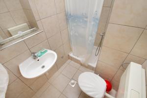 Ένα μπάνιο στο Seaside secluded apartments Cove Torac, Hvar - 4875