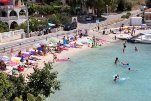 Fotografia z galérie ubytovania Family friendly apartments with a swimming pool Mavarstica, Ciovo - 16559 v Trogiri