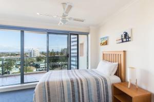 1 dormitorio con cama y ventana grande en Le Point 502 en Forster