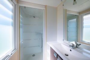 Gallery image of Mobil home 6 personnes piscine parc du Pilat le Fashion in Saint-Appolinard