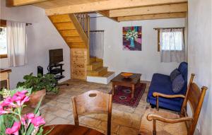 sala de estar con sofá azul y TV en 2 Bedroom Beautiful Home In St Didier en Saint-Didier