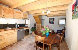 Kuchyňa alebo kuchynka v ubytovaní 2 Bedroom Beautiful Home In St Didier