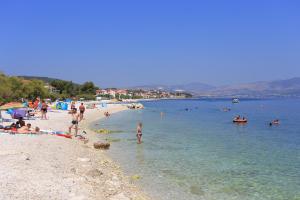 Fotografie z fotogalerie ubytování Apartments by the sea Slatine, Ciovo - 17235 v destinaci Slatine