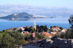 Fotografie z fotogalerie ubytování Apartments by the sea Slatine, Ciovo - 17235 v destinaci Slatine