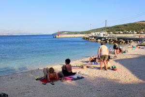 Fotografie z fotogalerie ubytování Apartments by the sea Slatine, Ciovo - 17235 v destinaci Slatine