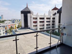 uma varanda com vista para um edifício em Bandar Puchong Jaya Skypod B My Guest Homestay 舒适民宿 em Puchong