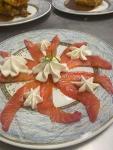 un plato con diferentes tipos de comida en él en LE PATIO, en Millau