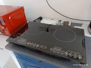 un grille-pain assis au-dessus d'un comptoir à côté de l'autre dans l'établissement Le Roi des chats, gîte proche de Beauval et des châteaux, à Mareuil-sur-Cher