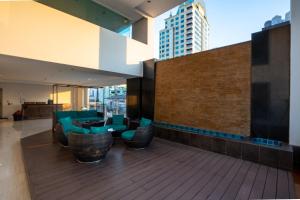 バンコクにあるGM Serviced Apartment (SHA Certified)の青い椅子とテーブルのあるロビー