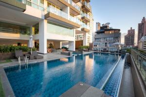 バンコクにあるGM Serviced Apartment (SHA Certified)の建物の前のプール