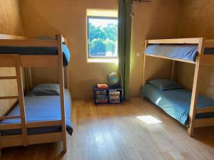 Dos literas en una habitación con ventana. en Paillehouse Vosges, en Denipaire