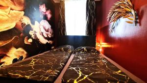 Schlafzimmer mit einem Bett mit Wandgemälde in der Unterkunft Vienna CityApartments - Premium 6 in Wien