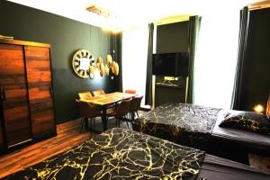 A television and/or entertainment centre at Boutique Apartments Vienna - Premium 6