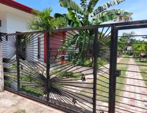 パングラオにあるJean apartmentsの椰子の木の模様が施された鉄門
