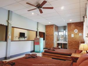 清道Dreamhome Chiangdao的客厅配有两张床和吊扇