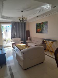 sala de estar con sofás y mesa en Lemon tree, en Dar es Salaam