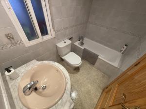 łazienka z umywalką, toaletą i wanną w obiekcie Sunny 3 bed apartment only 7 minute walk from beac w mieście La Herradura