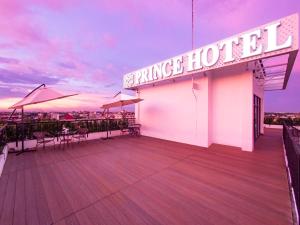 Prince Hotel في يانغون: مبنى به طاولات ومظلات على سطح السفينة