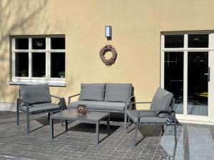 un patio con 2 sillas, una mesa y ventanas en stilvolle, zentrale Ferienwohnung Bocksbruecke mit Parkplatz, en Salzwedel