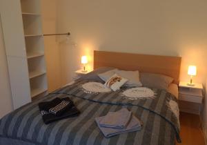 um quarto com uma cama com toalhas e 2 candeeiros em FerienGnevkow45 - Mit dem Zug direkt ins Grüne - Entspannung inklusive em Gnevkow