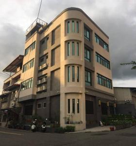 a tall building with a lot of windows at 雅如小築電梯民宿 in Puli
