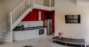 cocina con escalera y nevera en Elegant 2-bedroom apartment 2 km from Eagle beach en Palm-Eagle Beach