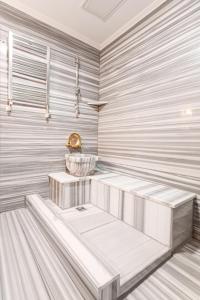 una sauna con bañera y lavabo en Kumru Hotel, en Estambul