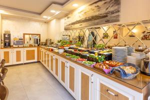 una gran cocina con mucha comida en la barra en Kumru Hotel, en Estambul