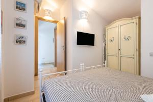 A television and/or entertainment centre at Casa Vacanza Il Bouganville