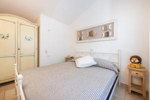 A bed or beds in a room at Casa Vacanza Il Bouganville