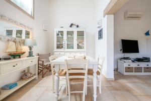 A television and/or entertainment centre at Casa Vacanza Il Bouganville