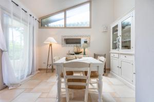 A kitchen or kitchenette at Casa Vacanza Il Bouganville