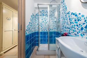 A bathroom at Casa Vacanza Il Bouganville Még 22 kép