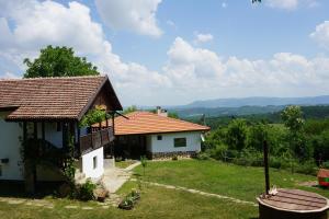 a house with a view of the countryside at Къща за гости "Касапите" in Kameshtitsa