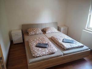 Postel nebo postele na pokoji v ubytování NA ČERVENE LOUCE relax-LIBA 5