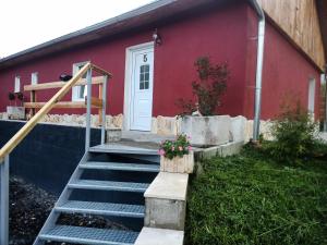 una casa rossa con scale che conducono a una porta di NA ČERVENE LOUCE relax-LIBA 5 a Libá