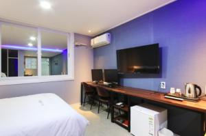 TV i/ili zabavni centar u objektu Java Hotel