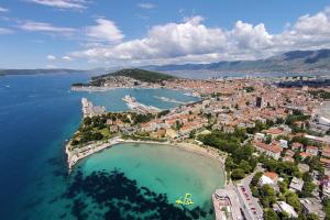 una vista aérea de una ciudad y un cuerpo de agua en Apartment Split 17386a en Split