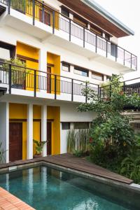 The swimming pool at or close to Pages Rooms Hotel