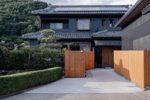 a house with a wooden gate and a driveway at 河内家 in Fujikawaguchiko