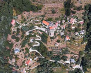 een luchtzicht op een stad met huizen en wegen bij Rustico Verginate in Bellano