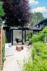 Casa moderna con exterior negro en #1Leafy Place, en Bentveld